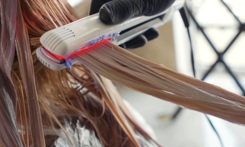 devojka radi keratinski tretman kose